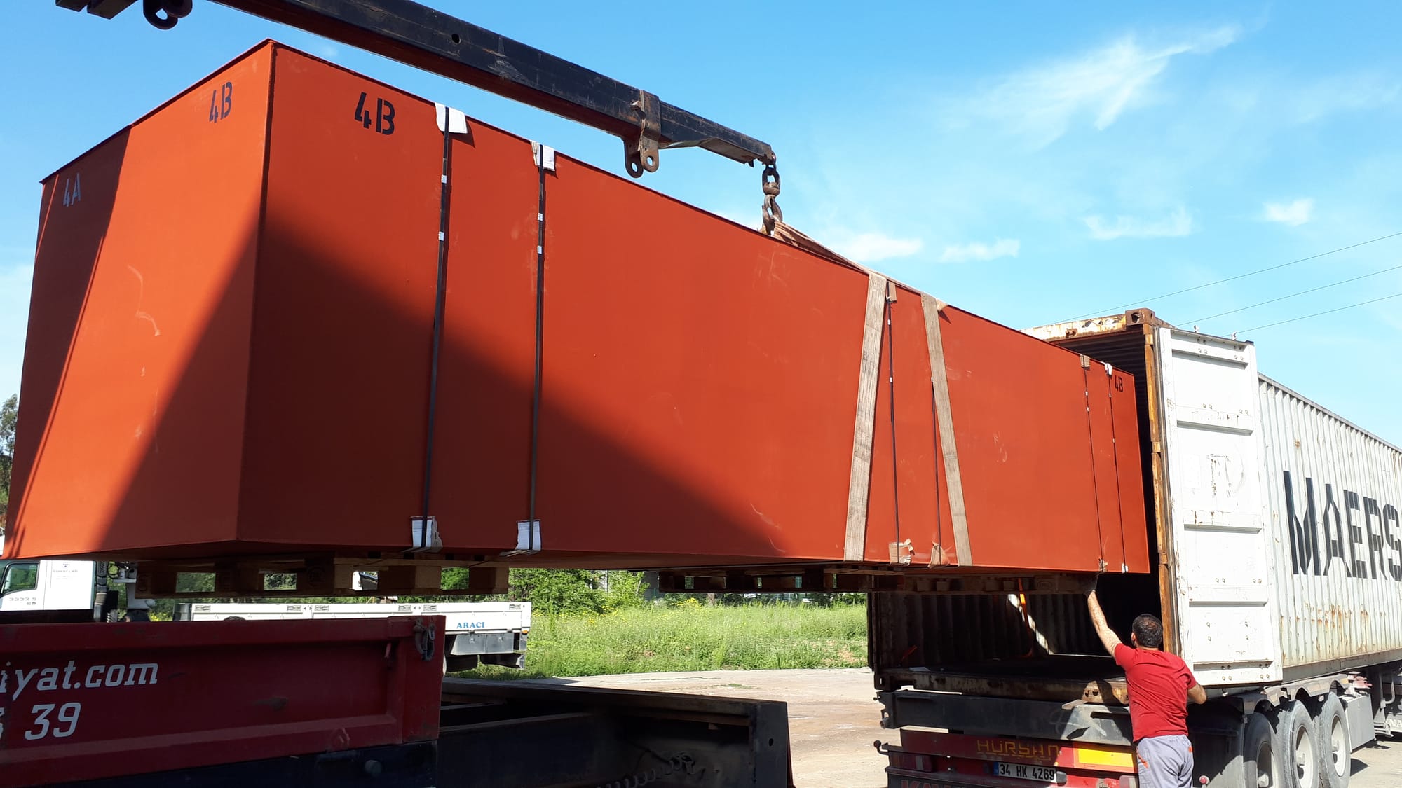 SUBMERSIBLE PONTOON PRODUCTION AND SUPPLY FOR LATINA PICTURES