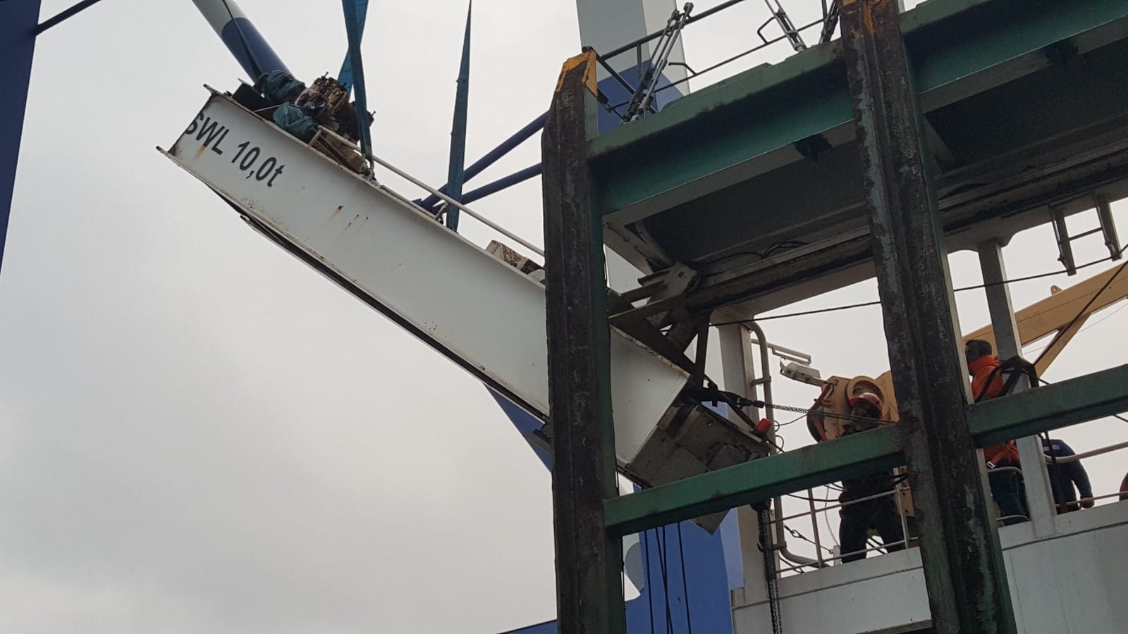 M/V Blandine: rebuilding a 10-tonne monorail provision crane 3