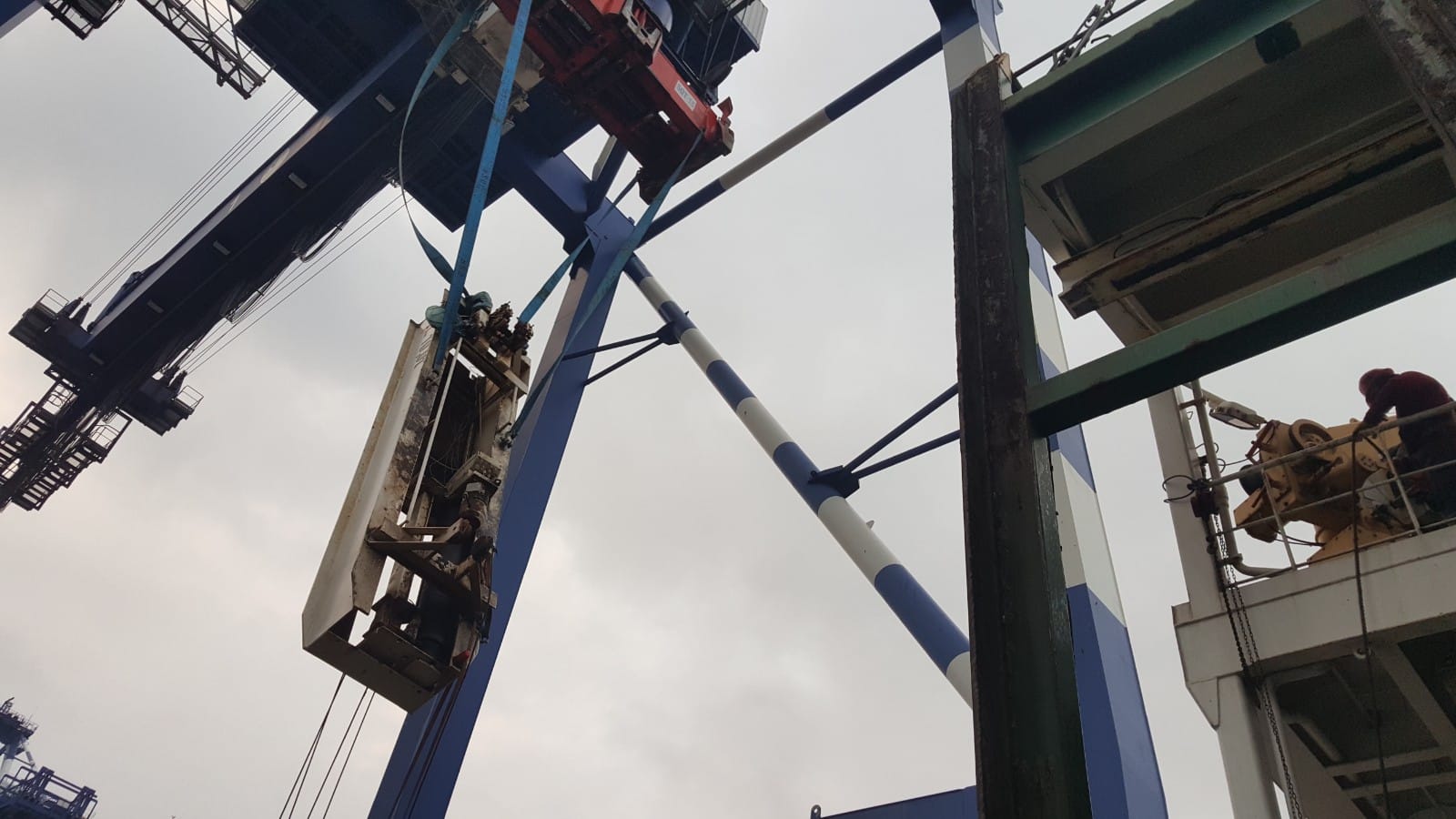 M/V Blandine: rebuilding a 10-tonne monorail provision crane 4